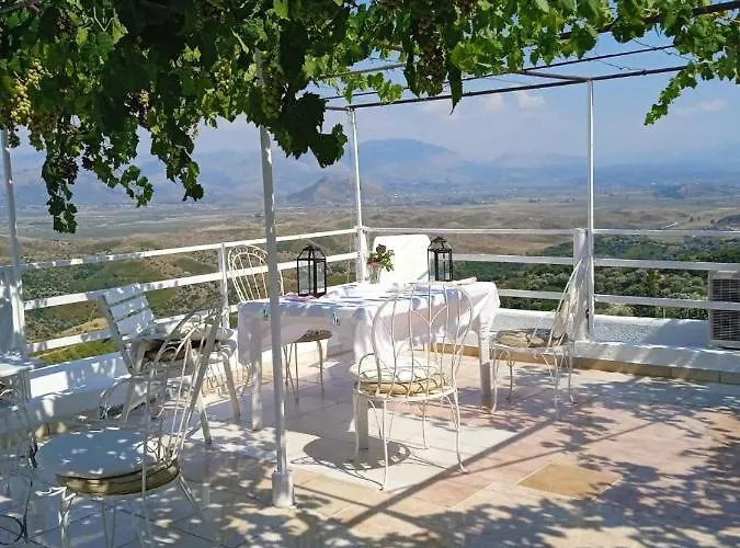 Studio Flat - Sleeps 4 & Private Garden