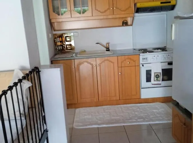 Studio Flat - Sleeps 4 & Private Garden Nivice (Vlore)