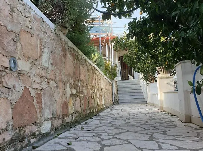 Studio Flat - Sleeps 4 & Private Garden