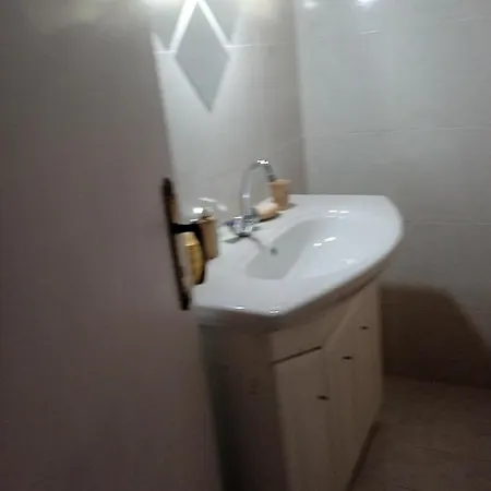 Studio Flat - Sleeps 4 & Private Garden Nivice (Vlore)