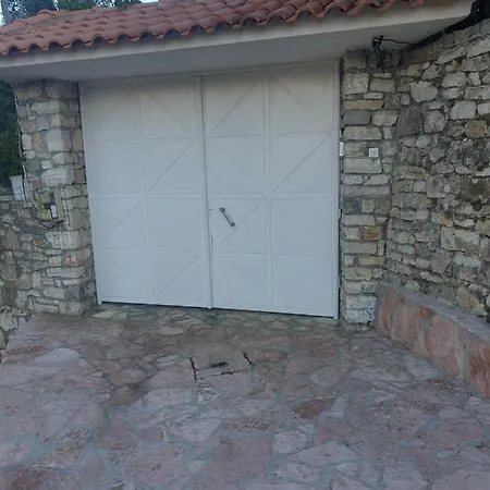 Studio Flat - Sleeps 4 & Private Garden