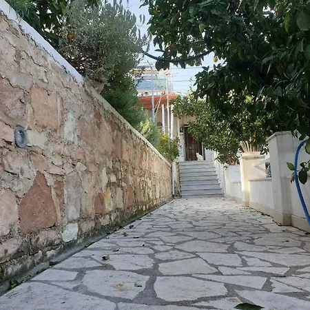 Studio Flat - Sleeps 4 & Private Garden